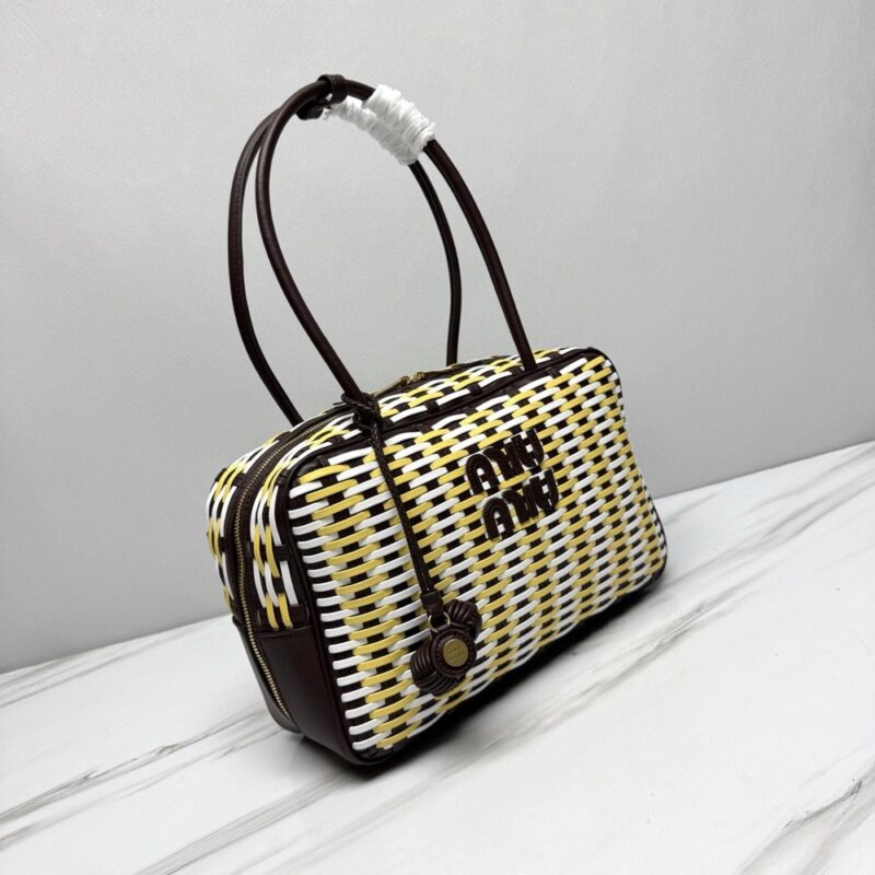 【AT10878】Miu Miu 夏の編みバッグ、軽やかで優雅なリゾートファッション - ブランドの卓越した工芸を体現する | Miu Miu