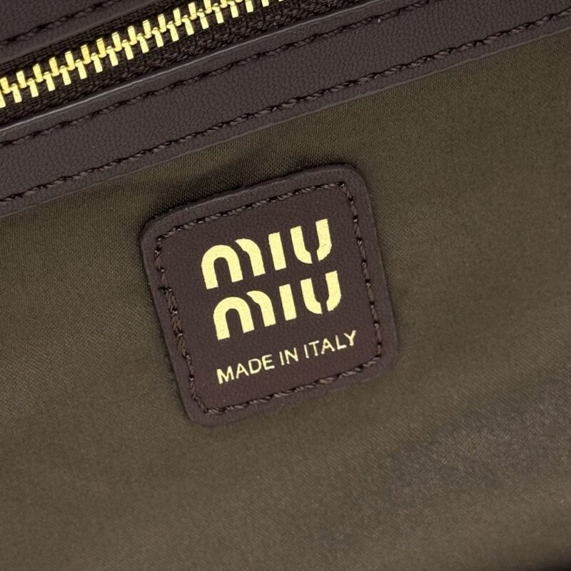 【AT10878】Miu Miu 夏の編みバッグ、軽やかで優雅なリゾートファッション - ブランドの卓越した工芸を体現する | Miu Miu