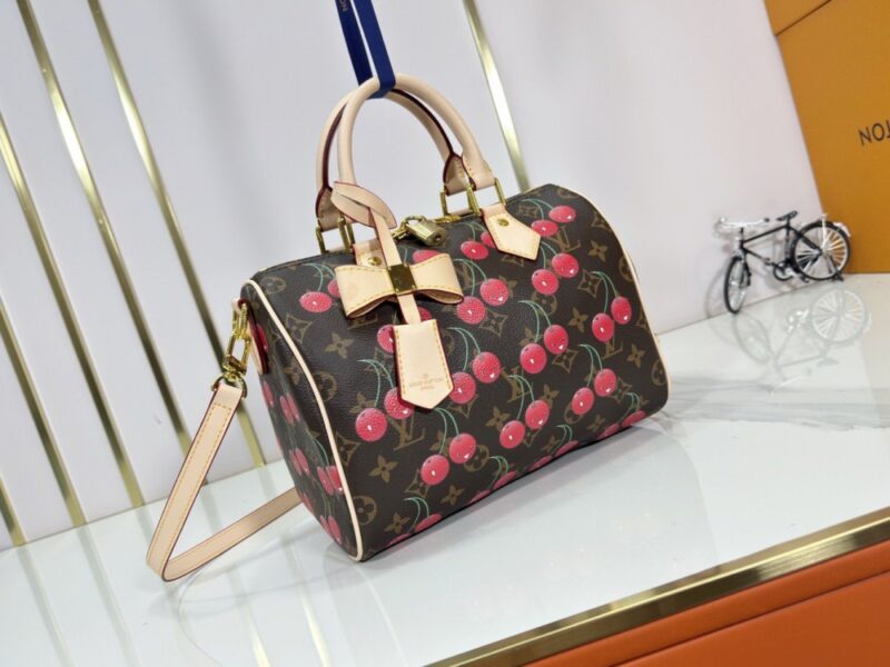 【AT10880】サクラ柄デザインのクラシックなNano Speedyハンドバッグ | Louis Vuitton