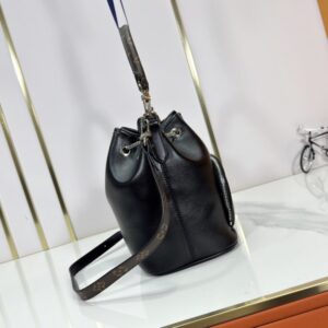 【AT10881】ルイ・ヴィトン ゴールドラムスキン バケツバッグ LV Vibeシリーズからのインスピレーションを活かした高級ブラックラムスキンバッグ | Louis Vuitton