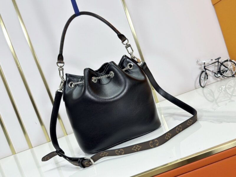 【AT10881】ルイ・ヴィトン ゴールドラムスキン バケツバッグ LV Vibeシリーズからのインスピレーションを活かした高級ブラックラムスキンバッグ | Louis Vuitton