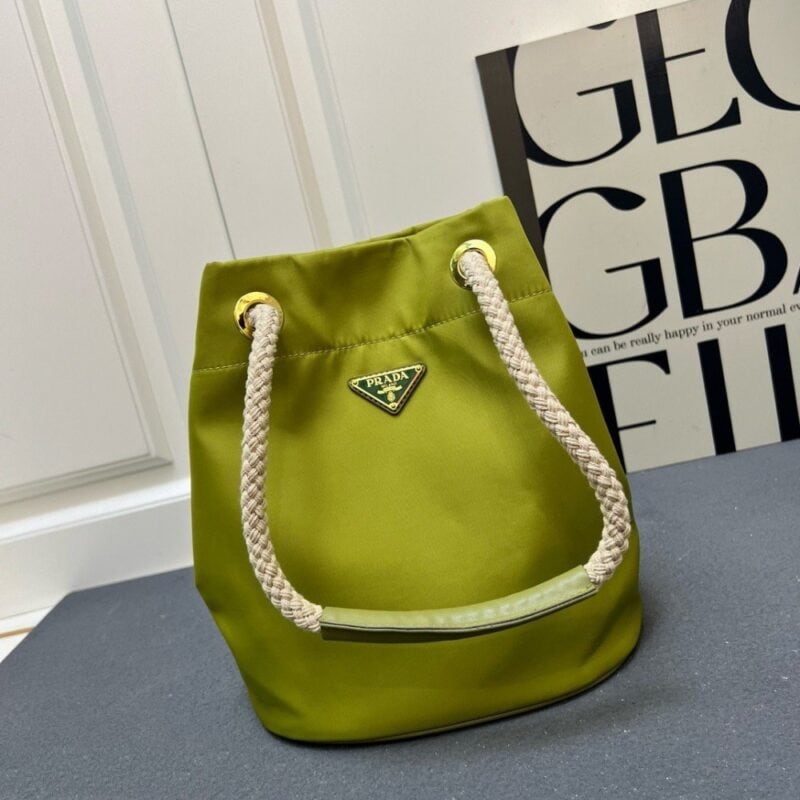 【AT10883】プラダPrada ナイロン素材 バケツバッグ 都会的なファッション おしゃれで実用的なアイテム | Prada