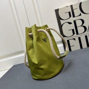 【AT10883】プラダPrada ナイロン素材 バケツバッグ 都会的なファッション おしゃれで実用的なアイテム | Prada