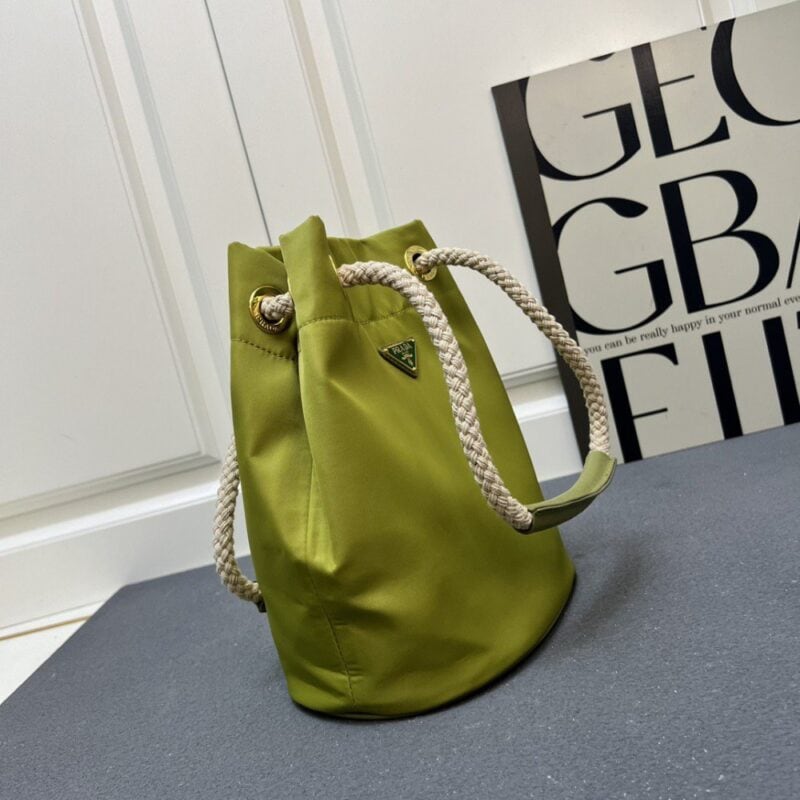 【AT10883】プラダPrada ナイロン素材 バケツバッグ 都会的なファッション おしゃれで実用的なアイテム | Prada