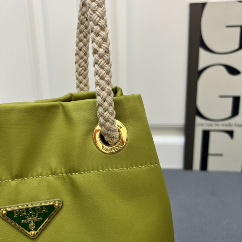 【AT10883】プラダPrada ナイロン素材 バケツバッグ 都会的なファッション おしゃれで実用的なアイテム | Prada