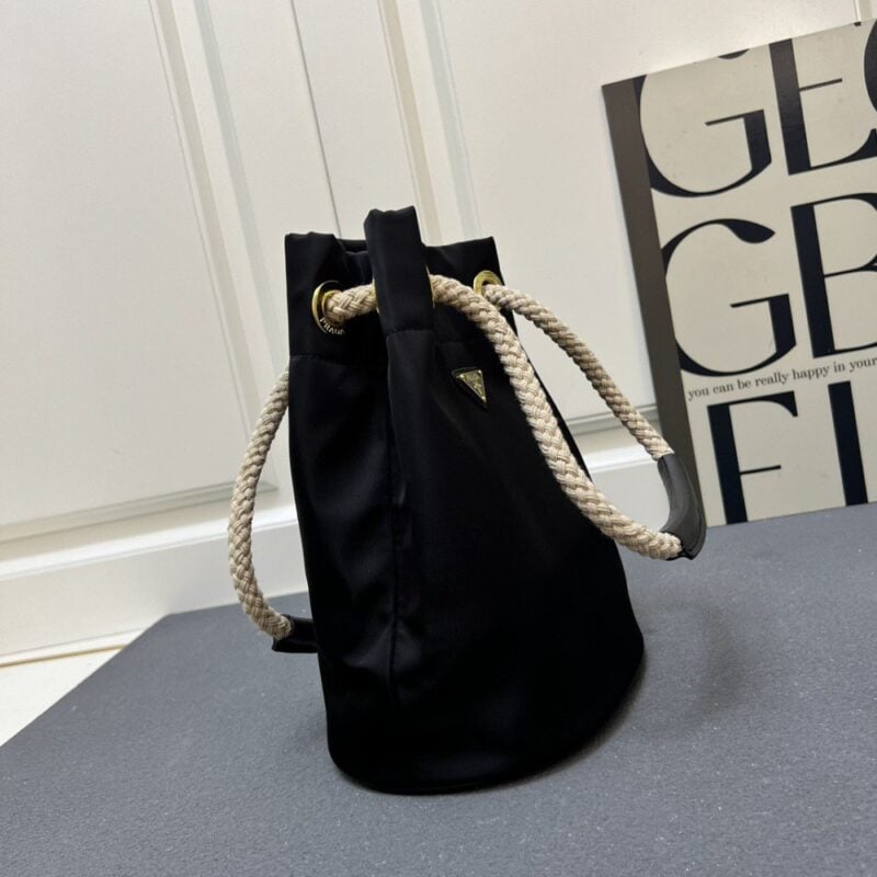 【AT10884】プラダ（Prada）高級水桶バッグ、新しいスタイルで都市のファッションを演出 | Prada Milano