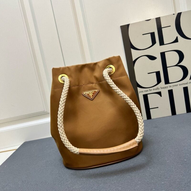 【AT10886】Prada（プラダ）Re-Nylonとカーフスキンの融合バケツバッグ-ミラノクラフトマンシップの高級アイテム | Prada Italy