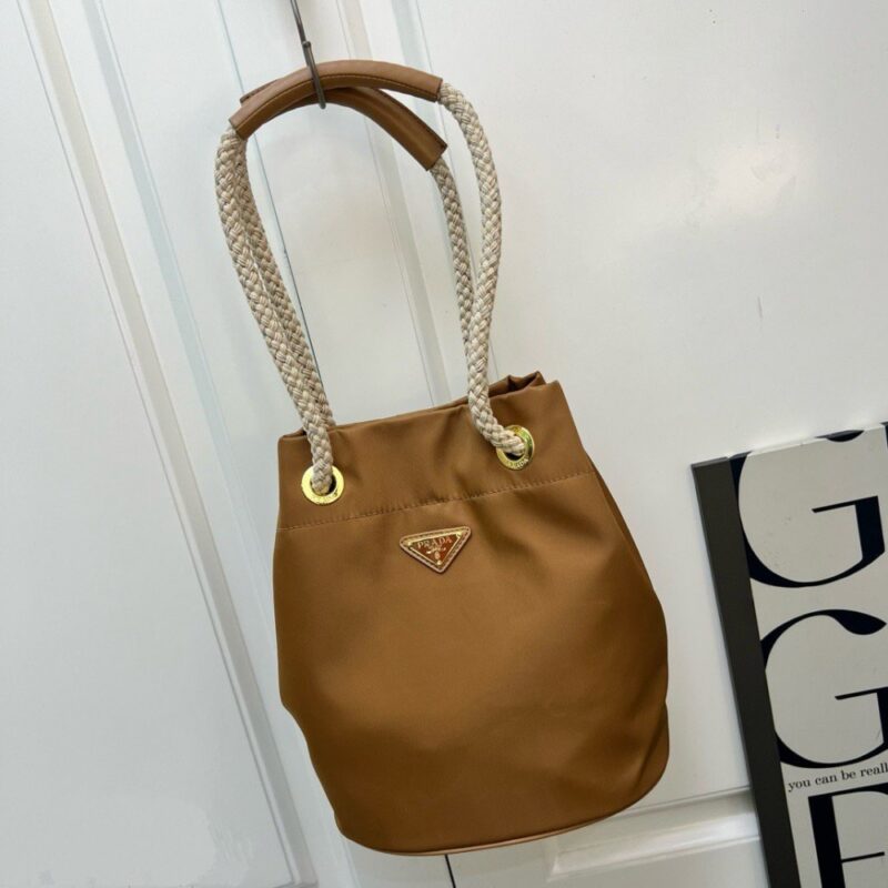【AT10886】Prada（プラダ）Re-Nylonとカーフスキンの融合バケツバッグ-ミラノクラフトマンシップの高級アイテム | Prada Italy