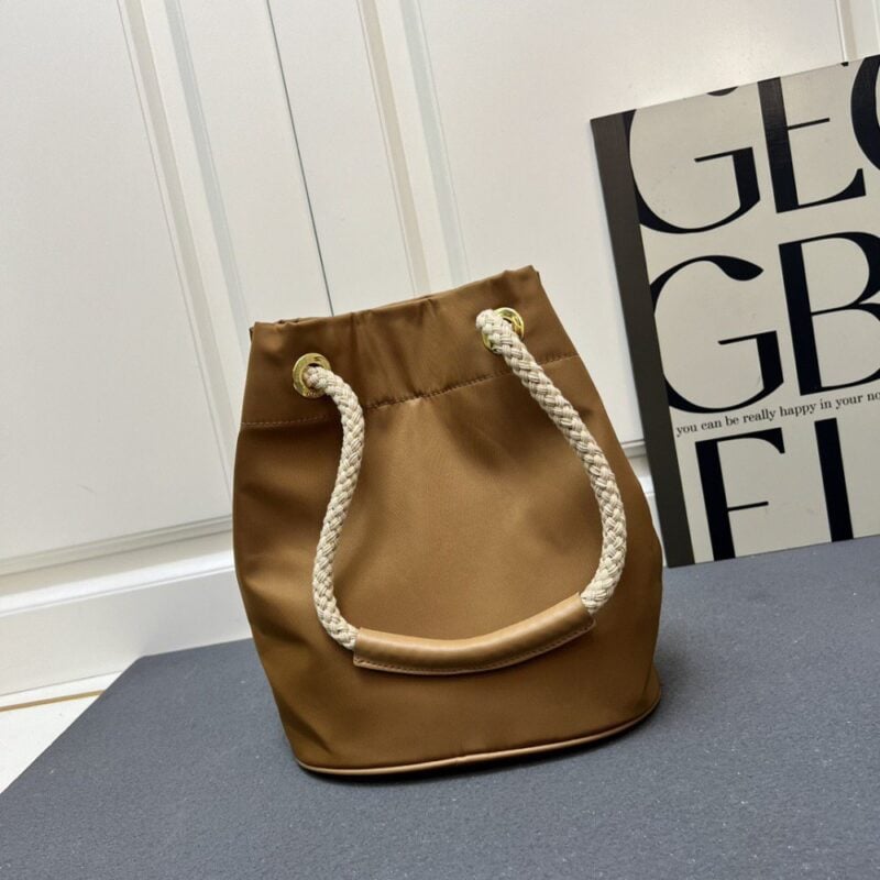 【AT10886】Prada（プラダ）Re-Nylonとカーフスキンの融合バケツバッグ-ミラノクラフトマンシップの高級アイテム | Prada Italy