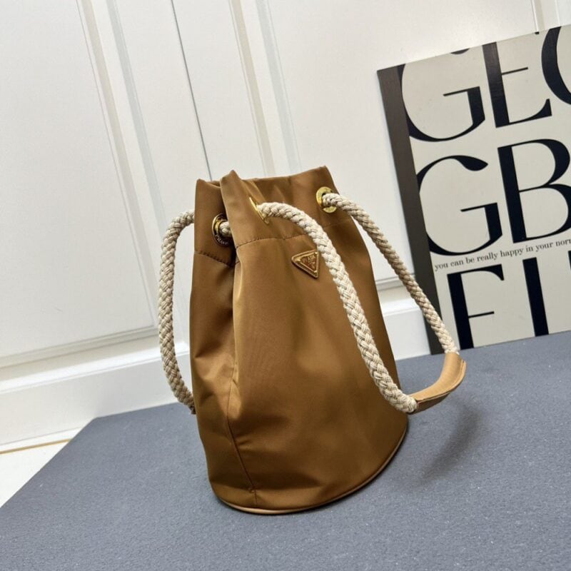 【AT10886】Prada（プラダ）Re-Nylonとカーフスキンの融合バケツバッグ-ミラノクラフトマンシップの高級アイテム | Prada Italy