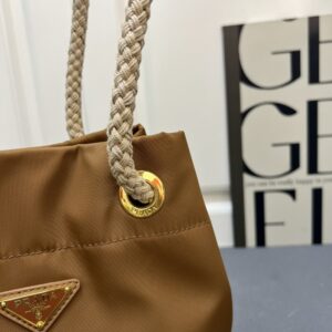 【AT10886】Prada（プラダ）Re-Nylonとカーフスキンの融合バケツバッグ-ミラノクラフトマンシップの高級アイテム | Prada Italy