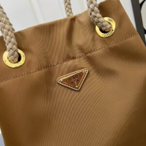 【AT10886】Prada（プラダ）Re-Nylonとカーフスキンの融合バケツバッグ-ミラノクラフトマンシップの高級アイテム | Prada Italy