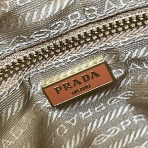 【AT10886】Prada（プラダ）Re-Nylonとカーフスキンの融合バケツバッグ-ミラノクラフトマンシップの高級アイテム | Prada Italy