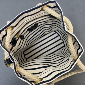 【AT10888】ネイビー&ホワイトストライプ バケツバッグ - ファッショナブルな海軍風バッグ、ラグジュアリーなディテール付き | Prada Italy