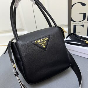 【AT10890】プラダミラノ ブラックレザー三角ロゴショルダーバッグ - モダン都会女性のための贅沢なアクセサリー | Prada