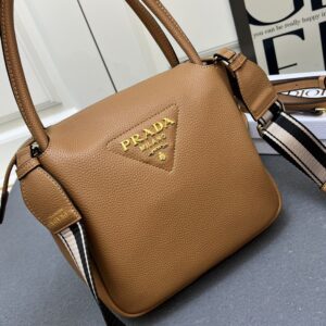 【AT10891】Prada（プラダ）鹿の皮ショルダーバッグ - 都会の女性の贅沢なパートナー | Prada Milano