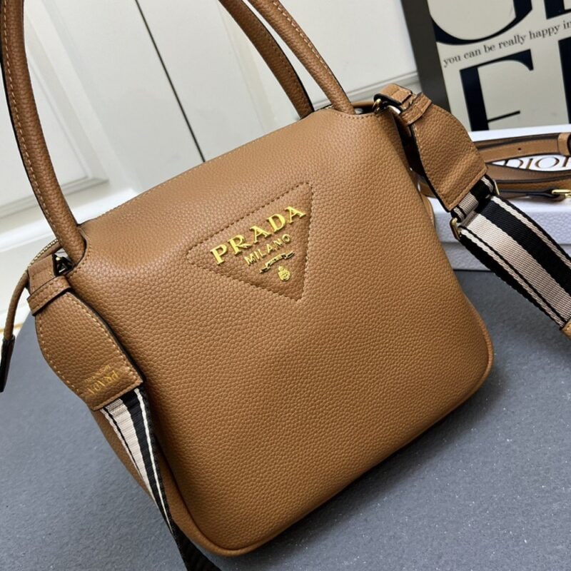 【AT10891】Prada（プラダ）鹿の皮ショルダーバッグ - 都会の女性の贅沢なパートナー | Prada Milano