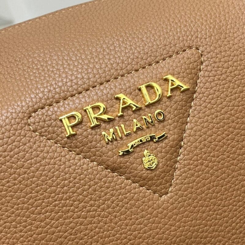 【AT10891】Prada（プラダ）鹿の皮ショルダーバッグ - 都会の女性の贅沢なパートナー | Prada Milano
