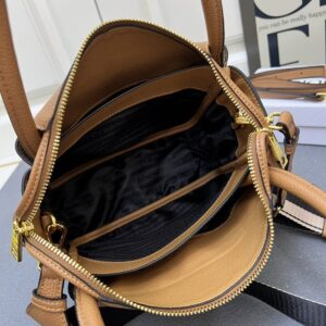 【AT10891】Prada（プラダ）鹿の皮ショルダーバッグ - 都会の女性の贅沢なパートナー | Prada Milano