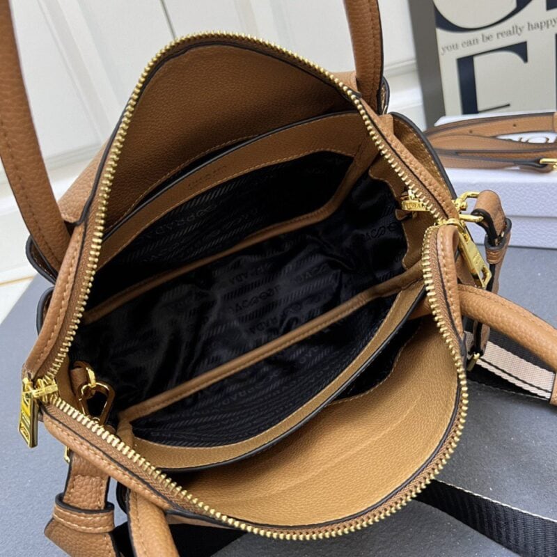 【AT10891】Prada（プラダ）鹿の皮ショルダーバッグ - 都会の女性の贅沢なパートナー | Prada Milano