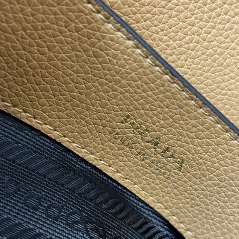 【AT10891】Prada（プラダ）鹿の皮ショルダーバッグ - 都会の女性の贅沢なパートナー | Prada Milano