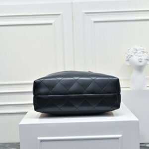 【AT10893】シャネルのクラシックなヴィンテージトートバッグ - 高級牛革製品、ダブルCメタルロゴ付き | Chanel Paris