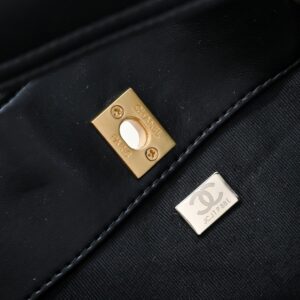 【AT10893】シャネルのクラシックなヴィンテージトートバッグ - 高級牛革製品、ダブルCメタルロゴ付き | Chanel Paris