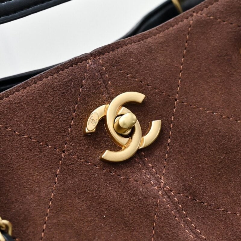 【AT11061】Chanel シャネルのクラシックトートバッグ、柔らかなエスパドリーユ素材と都会的な高級感 | Chanel Paris