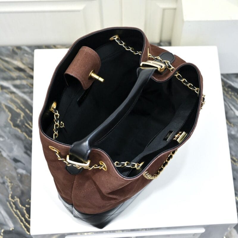 【AT11061】Chanel シャネルのクラシックトートバッグ、柔らかなエスパドリーユ素材と都会的な高級感 | Chanel Paris