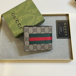 【AT11084】イタリアの高級ラグジュアリーブランドのGGパターンが光るクラシックウォレット、11x9cmの軽量デザイン、機能性抜群のスペース設計 | Gucci Italy