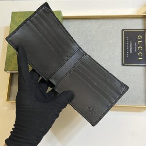 【AT11084】イタリアの高級ラグジュアリーブランドのGGパターンが光るクラシックウォレット、11x9cmの軽量デザイン、機能性抜群のスペース設計 | Gucci Italy
