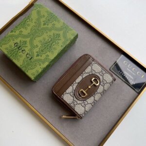 【AT11093】グッチ1955シリーズ馬具バックルカードケース、高級GGスプリーム人工キャンバスとブラウンレザー素材、デザインと機能が完璧に融合✨👜 | Gucci