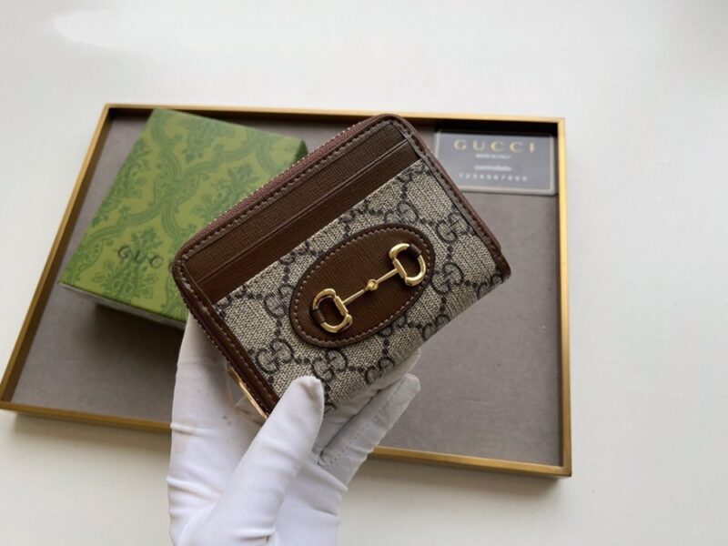 【AT11093】グッチ1955シリーズ馬具バックルカードケース、高級GGスプリーム人工キャンバスとブラウンレザー素材、デザインと機能が完璧に融合✨👜 | Gucci