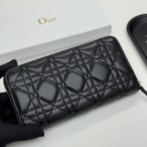 【AT11103】ディオールのラグジュアリーダイヤ柄子羊革財布 | Dior