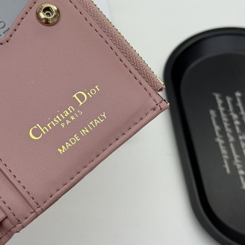 【AT11106】Dior ダイヤ柄小コインケース、エナメル仕上げ、柔らかなピンク羊革、小銭入れ、カード収納、高級感、お洒落なファッション小物 | Christian Dior