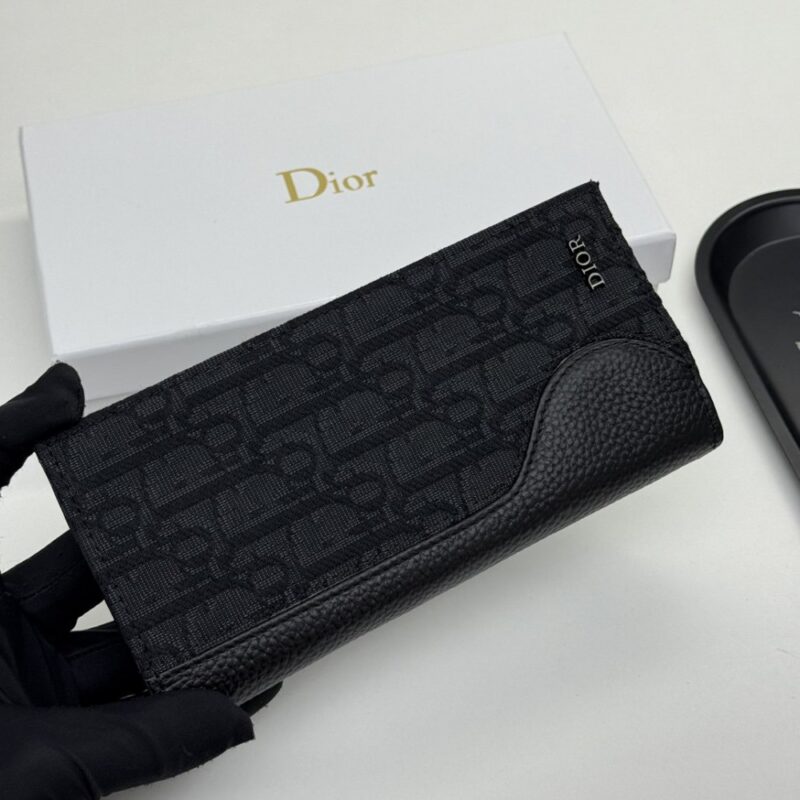 【AT11108】ディオール ハイエンドレザーウォレット、控えめな贅沢と究極の精神を表現 | Dior Paris