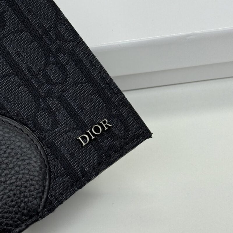 【AT11108】ディオール ハイエンドレザーウォレット、控えめな贅沢と究極の精神を表現 | Dior Paris