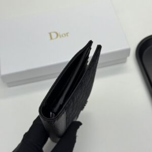 【AT11108】ディオール ハイエンドレザーウォレット、控えめな贅沢と究極の精神を表現 | Dior Paris