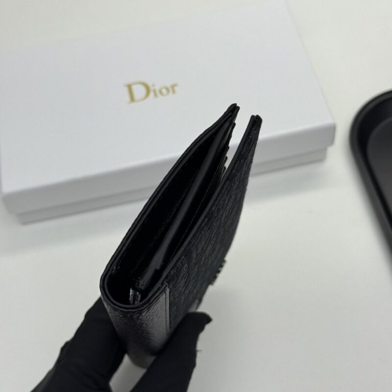 【AT11108】ディオール ハイエンドレザーウォレット、控えめな贅沢と究極の精神を表現 | Dior Paris