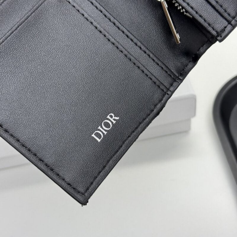 【AT11108】ディオール ハイエンドレザーウォレット、控えめな贅沢と究極の精神を表現 | Dior Paris