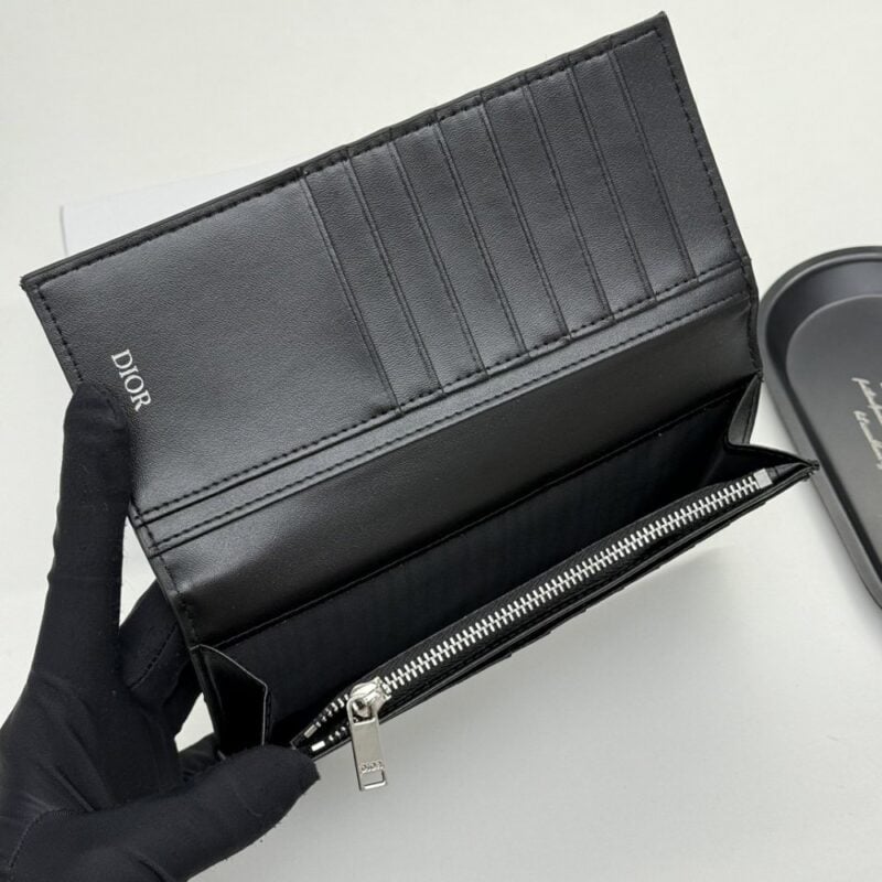 【AT11108】ディオール ハイエンドレザーウォレット、控えめな贅沢と究極の精神を表現 | Dior Paris