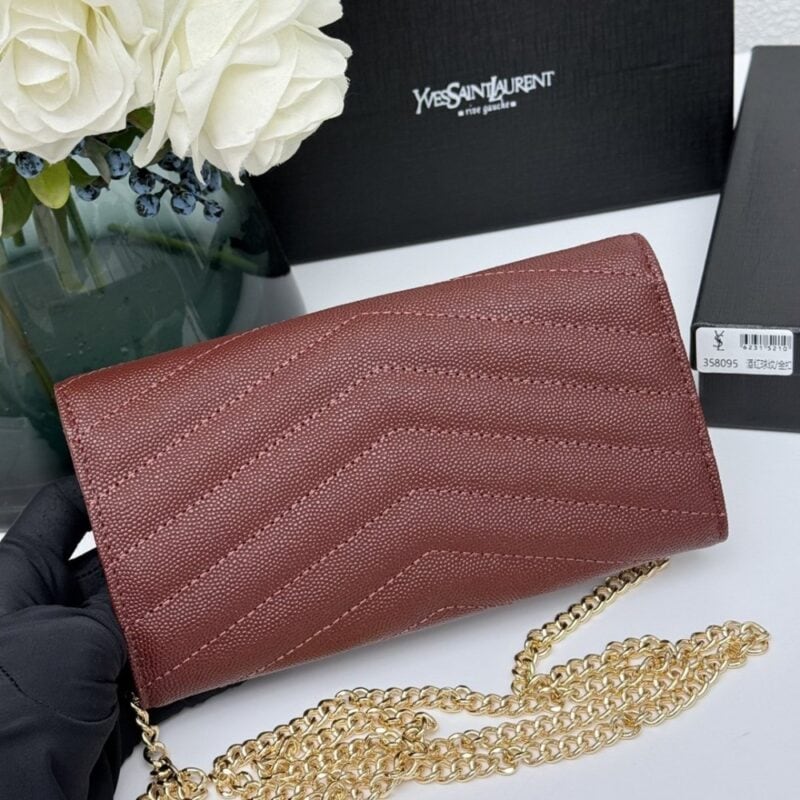 【AT11114】YSLサンローランのエレガントなワインレッド長財布、高級レザーチェーン付き | Yves Saint Laurent