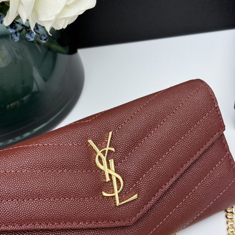 【AT11114】YSLサンローランのエレガントなワインレッド長財布、高級レザーチェーン付き | Yves Saint Laurent