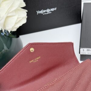 【AT11114】YSLサンローランのエレガントなワインレッド長財布、高級レザーチェーン付き | Yves Saint Laurent