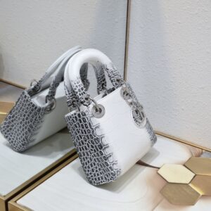 【AT11131】ディオールのホワイトクロコダイル柄ミニレディ・ディオールバッグ | Dior
