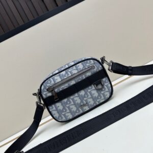 【AT11176】ディオール Dior メンズクロスボディバッグ 高級で贅沢な都市ファッション グレーのOblique刺繍生地 ミニサイズのSafariメッセンジャーバッグ | Dior