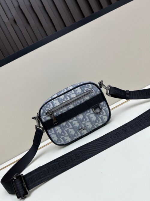 【AT11176】ディオール Dior メンズクロスボディバッグ 高級で贅沢な都市ファッション グレーのOblique刺繍生地 ミニサイズのSafariメッセンジャーバッグ | Dior
