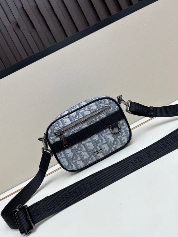 【AT11176】ディオール Dior メンズクロスボディバッグ 高級で贅沢な都市ファッション グレーのOblique刺繍生地 ミニサイズのSafariメッセンジャーバッグ | Dior