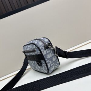 【AT11176】ディオール Dior メンズクロスボディバッグ 高級で贅沢な都市ファッション グレーのOblique刺繍生地 ミニサイズのSafariメッセンジャーバッグ | Dior