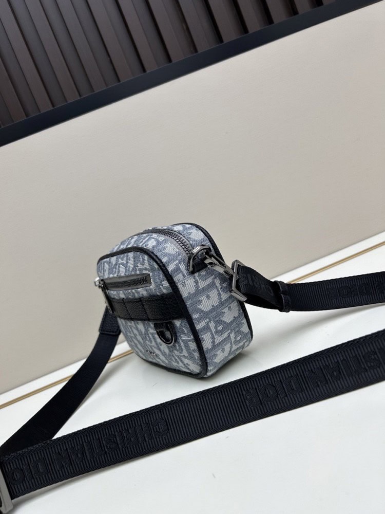 【AT11176】ディオール Dior メンズクロスボディバッグ 高級で贅沢な都市ファッション グレーのOblique刺繍生地 ミニサイズのSafariメッセンジャーバッグ | Dior